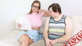 Sus grandes tetas no me dejan concentrar (Trying To Focus My One Track Mind) -YoungerMommy