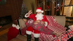 Coño Rellenado Por El Padrastro Santa Claus¡Especial De Navidad! (Gets Pussy Stuffed by Santa Step-dad) – Bang