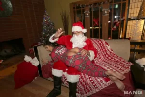 Coño Rellenado Por El Padrastro Santa Claus¡Especial De Navidad! (Gets Pussy Stuffed by Santa Step-dad) – Bang