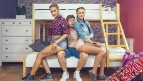 Atrapadas Bajo La Cama (Stuck Under A Bed) – FakeHostel