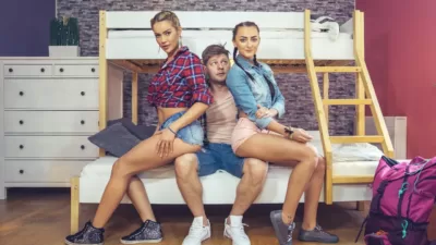 Atrapadas Bajo La Cama (Stuck Under A Bed) – FakeHostel